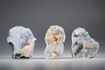 Stilbiet op blauwgrijze Chalcedoon (Lichtheid van bestaan) - Afbeelding 2