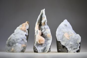 Stilbiet op blauwgrijze Chalcedoon (Lichtheid van bestaan)