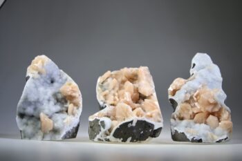 Stilbiet op blauwgrijze Chalcedoon (Lichtheid van bestaan) - Afbeelding 4