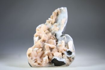 Stilbiet op blauwgrijze Chalcedoon (Lichtheid van bestaan)