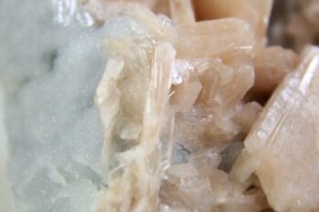 Stilbiet op blauwgrijze Chalcedoon (Lichtheid van bestaan) - Afbeelding 2