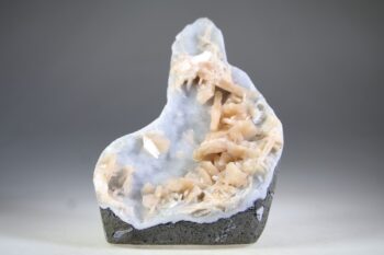 Stilbiet op blauwgrijze Chalcedoon (Lichtheid van bestaan)