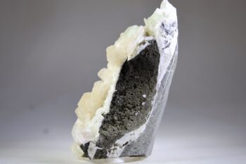 Apofylliet (zachtgroene) met Stilbiet en soms Scoleciet (Bron) - Afbeelding 3