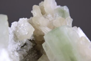 Apofylliet (zachtgroene) met Stilbiet en soms Scoleciet (Bron) - Afbeelding 2