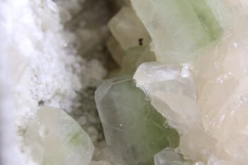 Apofylliet (zachtgroene) met Stilbiet en soms Scoleciet (Bron) - Afbeelding 6