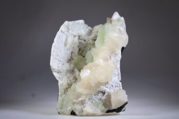 Apofylliet (zachtgroene) met Stilbiet en soms Scoleciet (Bron)