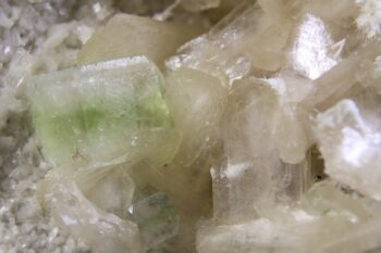 Apofylliet (zachtgroene) met Stilbiet en soms Scoleciet (Bron) - Afbeelding 3