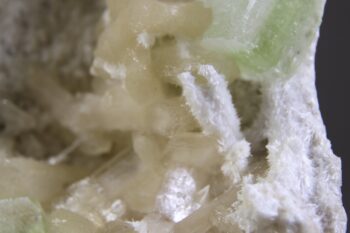 Apofylliet (zachtgroene) met Stilbiet en soms Scoleciet (Bron) - Afbeelding 2