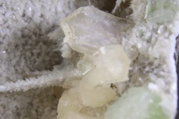 Apofylliet (zachtgroene) met Stilbiet en soms Scoleciet (Bron) - Afbeelding 6