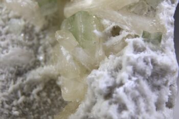 Apofylliet (zachtgroene) met Stilbiet en soms Scoleciet (Bron) - Afbeelding 7