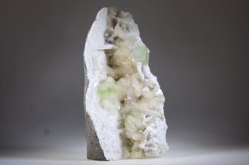 Apofylliet (zachtgroene) met Stilbiet en soms Scoleciet (Bron)