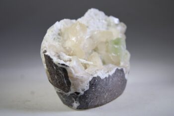 Apofylliet (zachtgroene) met Stilbiet en soms Scoleciet (Bron) - Afbeelding 4