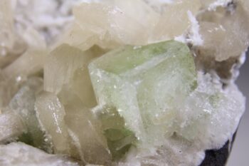 Apofylliet (zachtgroene) met Stilbiet en soms Scoleciet (Bron) - Afbeelding 5