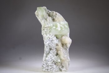 Apofylliet (zachtgroene) met Stilbiet en soms Scoleciet (Bron)
