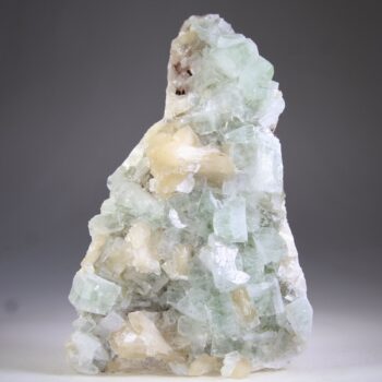 Apofylliet (Zeegroene) met Stilbiet en daarop Calciet kristalletjes (Realisatie)