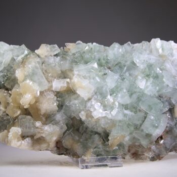 Apofylliet (Zeegroene) met Stilbiet en daarop Calciet kristalletjes (Realisatie)
