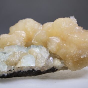 Apofylliet (Zeegroene) met Stilbiet en daarop Calciet kristalletjes (Realisatie)