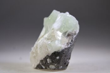 Apofylliet (Zeegroene) met Stilbiet en daarop Calciet kristalletjes (Realisatie) - Afbeelding 3