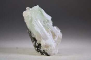 Apofylliet (Zeegroene) met Stilbiet en daarop Calciet kristalletjes (Realisatie) - Afbeelding 4