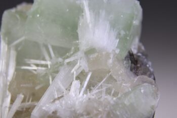 Apofylliet (Zeegroene) met Stilbiet en daarop Calciet kristalletjes (Realisatie) - Afbeelding 5