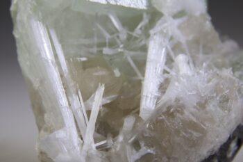 Apofylliet (Zeegroene) met Stilbiet en daarop Calciet kristalletjes (Realisatie) - Afbeelding 2