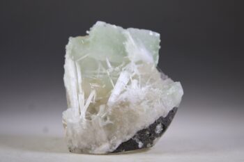 Apofylliet (Zeegroene) met Stilbiet en daarop Calciet kristalletjes (Realisatie)