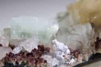 Apofylliet (Zeegroene) met Stilbiet en daarop Calciet kristalletjes (Realisatie) - Afbeelding 5