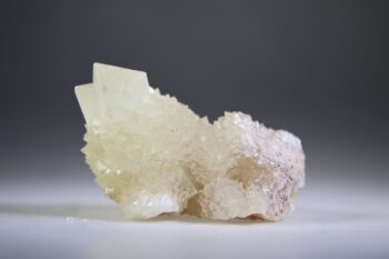 Calciet (wit) uit Indonesië