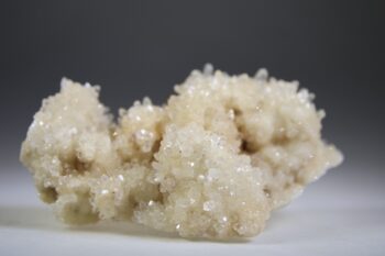 Calciet (wit) uit Indonesië