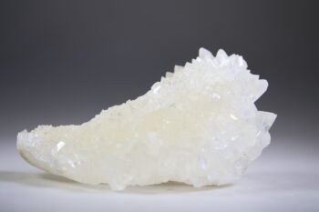 Calciet (wit) uit Indonesië