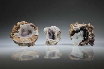 Chalcedoon roosjes in geode