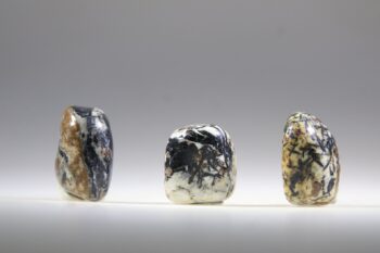 Granaat met Hoornblende in Veldspaat
