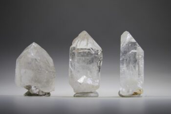 Kwartspunten met Amfiboolnaaldjes uit Corinto, Brazilië (Projector) - Afbeelding 3