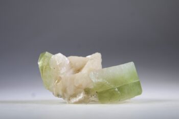 Apofylliet (groene) met Stilbiet en soms Heulandiet (Hieros Gamos)