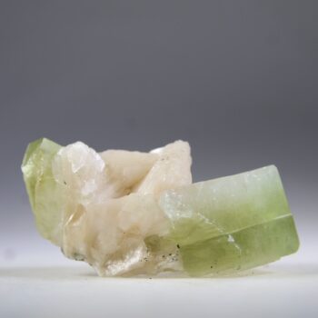 Apofylliet (groene) met Stilbiet en soms Heulandiet (Hieros Gamos)