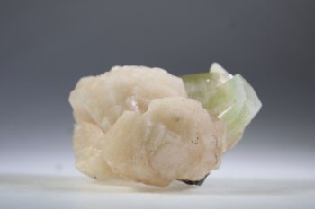 Apofylliet (groene) met Stilbiet en soms Heulandiet (Hieros Gamos)