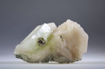 Apofylliet (groene) met Stilbiet en soms Heulandiet (Hieros Gamos)