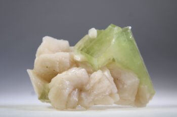 Apofylliet (groene) met Stilbiet en soms Heulandiet (Hieros Gamos)