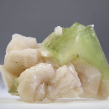 Apofylliet (groene) met Stilbiet en soms Heulandiet (Hieros Gamos)