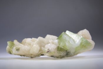 Apofylliet (groene) met Stilbiet en soms Heulandiet (Hieros Gamos)