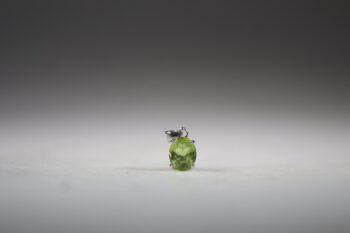 Peridoot hanger, facet geslepen