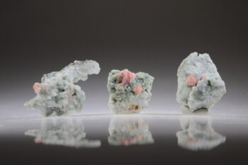Rhodochrosiet kristalletjes op drusy kwarts