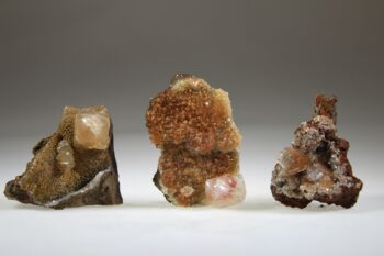 Calciet (helder met rood) kristallen op matrix - Afbeelding 4