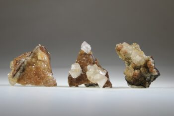 Calciet (helder met rood) kristallen op matrix - Afbeelding 2