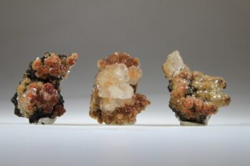 Calciet (helder met rood) kristallen op matrix
