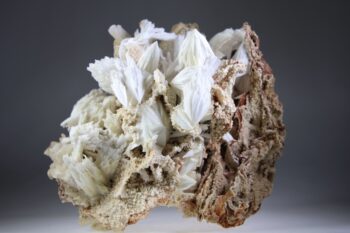 Scoleciet kristallen op zalmkleurige matrix - Afbeelding 3