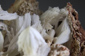 Scoleciet kristallen op zalmkleurige matrix - Afbeelding 5