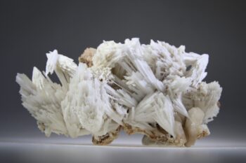 Scoleciet kristallen op zalmkleurige matrix - Afbeelding 6