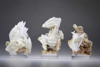 Scoleciet kristallen op zalmkleurige matrix