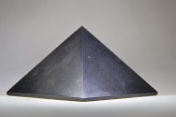 Shungit piramide gepolijst - Afbeelding 3